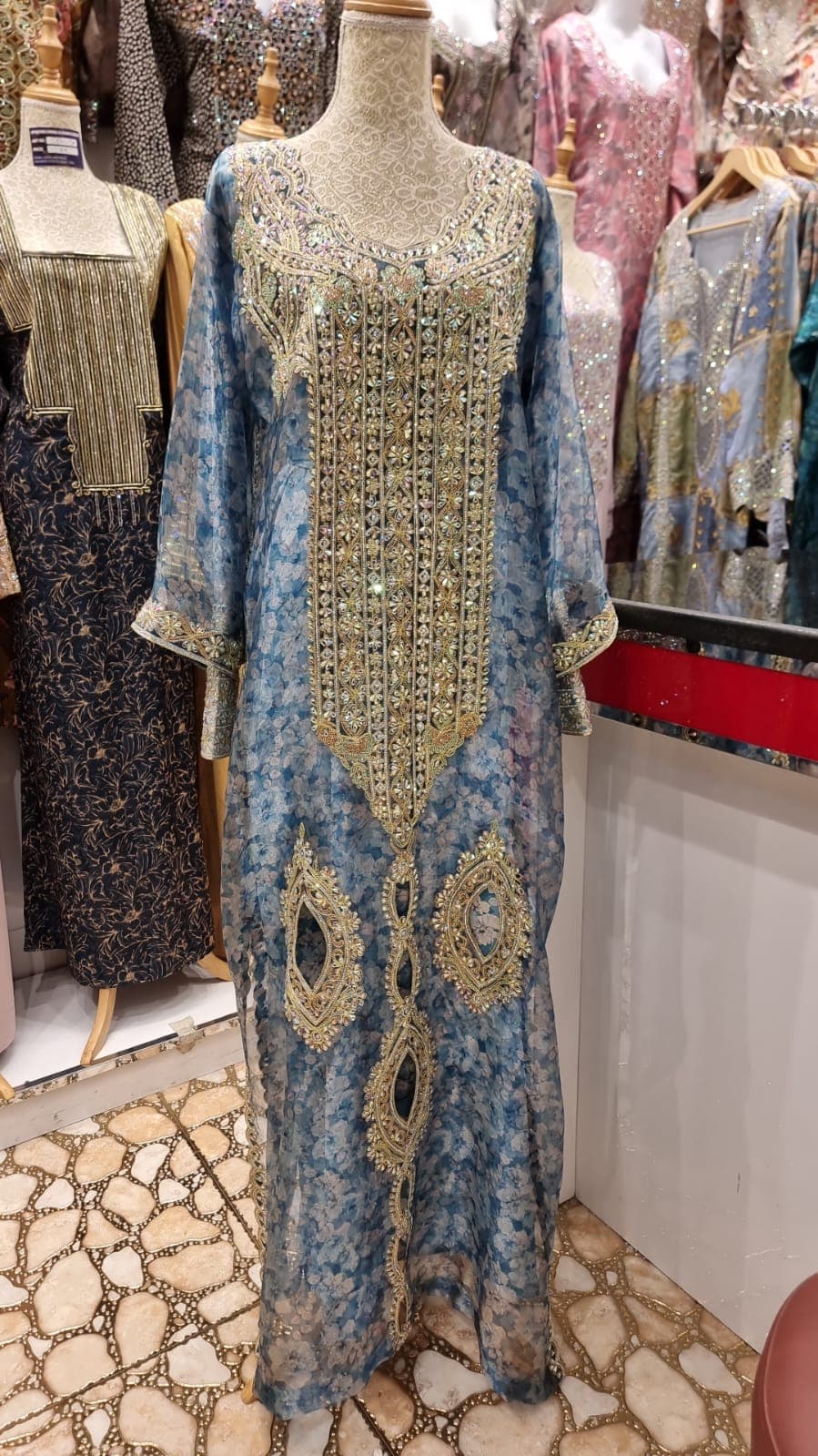 قفطان أزرق داكن مطرز بالخرز